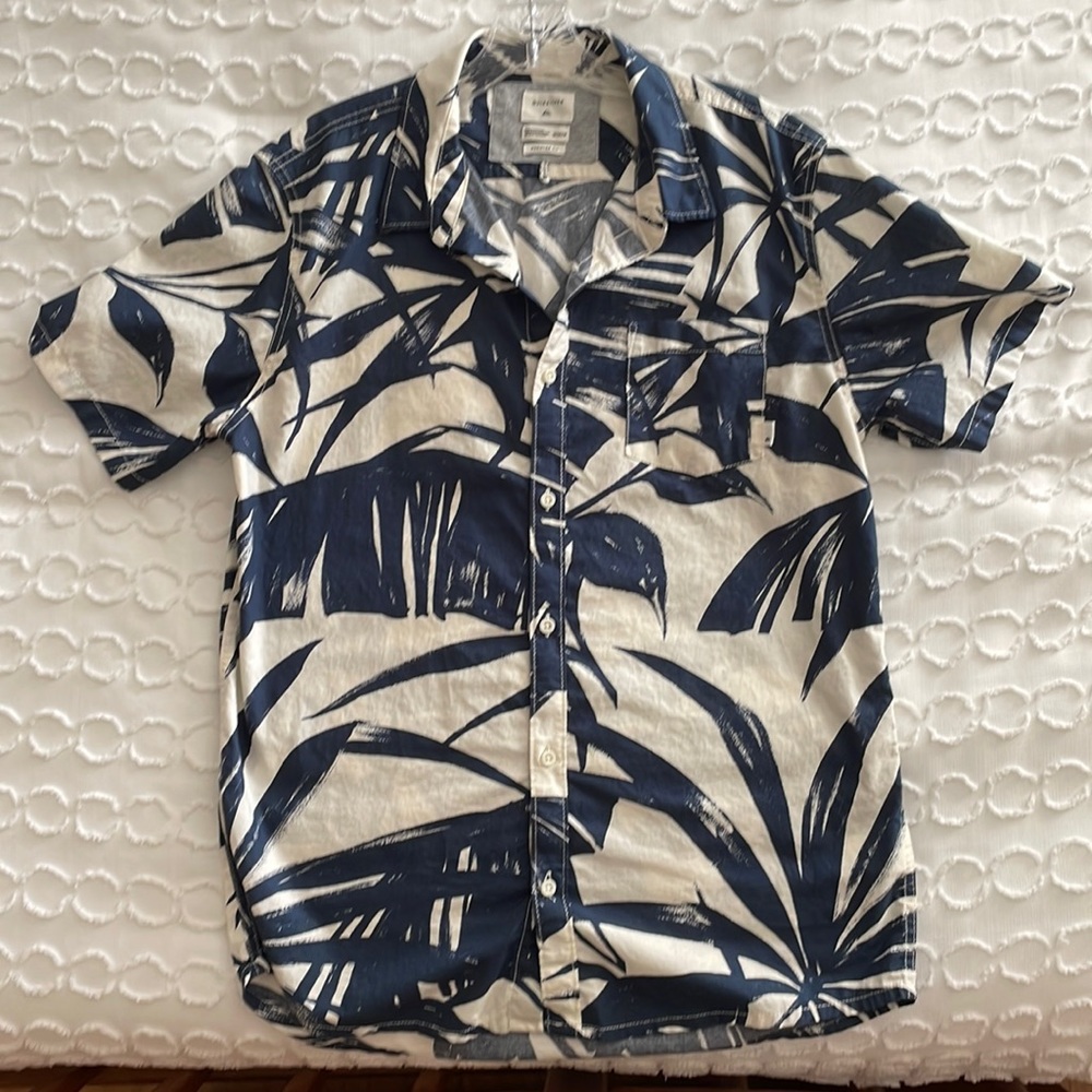 Quicksilver button done shirt